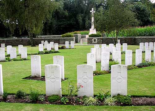 Polygon Wood Cemetery: 89 znanih, 28 neznanih \nnovozelandskih vojakov in en Nemec.