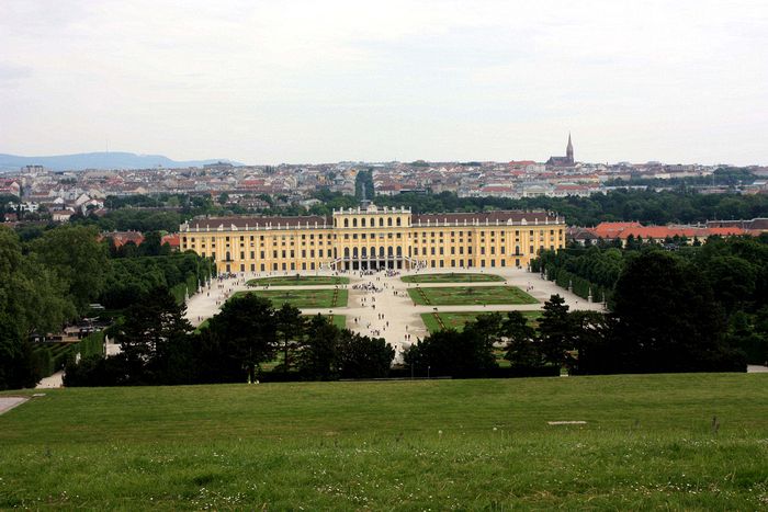Sch�nbrunn z Dunajem v ozadju.
